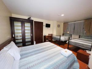 Letto o letti in una camera di Hotel Casa Kolping Quito