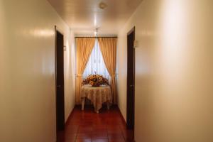 Letto o letti in una camera di Hotel Casa Kolping Quito