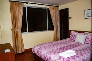 Letto o letti in una camera di Hotel Casa Kolping Quito