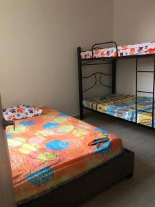 um quarto com 2 beliches num quarto em Apartamento para turismo Villeta - para 8 personas em Villeta