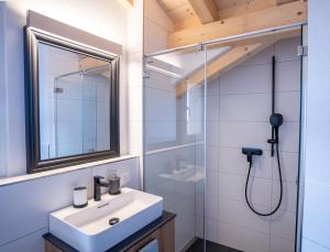 Koupelna v ubytování Chuenislodge3 neu&stilvoll, 2Balkone, echtes Bijou mit top-Aussicht