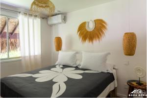 - une chambre avec un lit fleuri dans l'établissement Villa Noa Noa - Matira, à Bora Bora