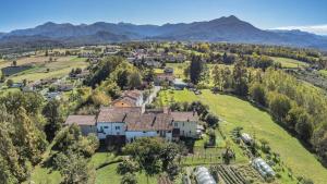 widok z powietrza na dom w polu w obiekcie Happy hill - appartamento Quercia - natura e relax w mieście Santa Maria Rocca