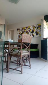 ein Esszimmer mit einem Holztisch und Stühlen in der Unterkunft Cobertura Cabo frio 2 suites 2qts in Cabo Frio
