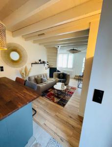 - un salon avec un canapé et une table dans l'établissement Saint Malo - Jolie Maison avec Jacuzzi 150m gare, à Saint-Malo