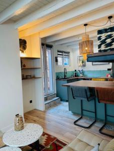 Kuchyňa alebo kuchynka v ubytovaní Saint Malo - Jolie Maison avec Jacuzzi 150m gare