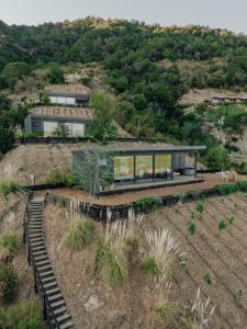 uma casa no topo de uma colina com uma linha de comboio em Palcos de Apalta em Santa Cruz