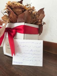 una nota de agradecimiento sentado en la parte superior de una caja de comida en B.E.A. Maison, en La Spezia