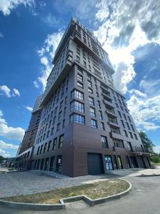 een hoog gebouw met veel ramen bij Апартаменти в Гранях in Dnipro