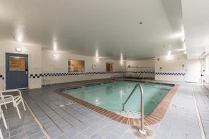 een groot zwembad in een grote kamer bij Quality Inn in Lewiston