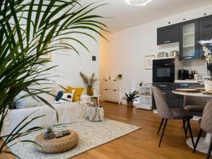 uma sala de estar com um sofá e uma mesa em Maison Blanche: appartamento elegante con parcheggio privato em Mantova