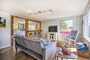 un salon avec un canapé et une table dans l'établissement Salty Dog Cottage in Netarts with Deck, à Netarts