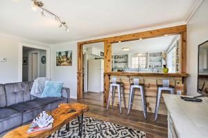 un salon avec un canapé et un bar dans l'établissement Salty Dog Cottage in Netarts with Deck, à Netarts