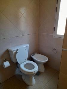 y baño con aseo y bidet. en •JADE• Casas de alquiler en Los Molles