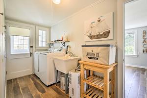 - une buanderie avec un lave-linge et un évier dans l'établissement Salty Dog Cottage in Netarts with Deck, à Netarts 45 autres photos