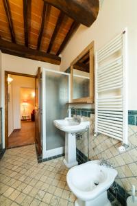 La salle de bains est pourvue de 2 lavabos et de 2 toilettes. dans l'établissement Podere Vergianoni con piscina e vista mozzafiato, à Tavarnelle in Val di Pesa