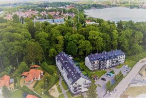una vista aérea de una mansión con una casa grande en Apartament Rejs, en Ostróda