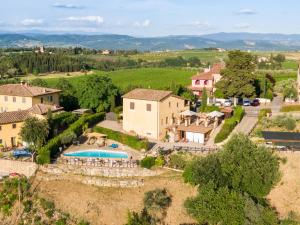 einen Luftblick auf eine Villa mit einem Pool in der Unterkunft Podere Vergianoni con piscina e vista mozzafiato in Tavarnelle in Val di Pesa