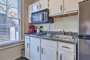 Η κουζίνα ή μικρή κουζίνα στο Bright Apartment 3 Mi to Downtown Birmingham! +16 φωτογραφίες