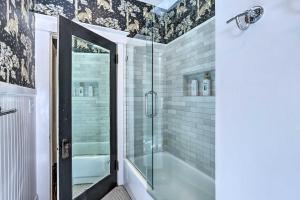 Bilik mandi di Immaculate Birmingham House with Covered Porch! +21 gambar