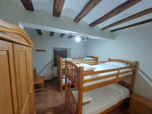 een kamer met 3 stapelbedden in een huis bij ALBERGUE CASA LAS ANGELITAS 