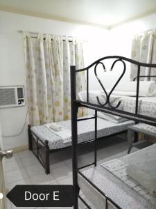Camera con 2 letti a castello e un cartello con il cuore di 2bedroom apartment near CONVENTION center a Città di Iloilo