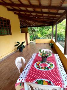 uma mesa com uma toalha de mesa de bolinhas vermelha e branca em RANCHO PÉ DA SERRA em Capitólio