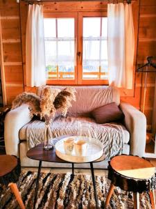 - un salon avec un canapé et une table dans l'établissement Uroczy domek w Rabce-Zdrój, à Zaryte