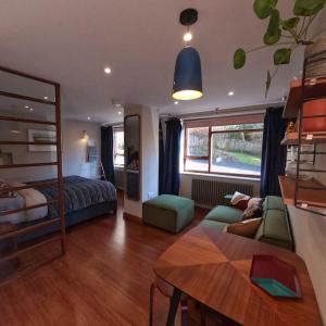 - un salon avec un lit et une table dans l'établissement The Hideaway Apartment, Bath, à Bath