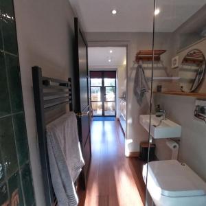 uma casa de banho com um chuveiro, um lavatório e um WC. em The Hideaway Apartment, Bath em Bath