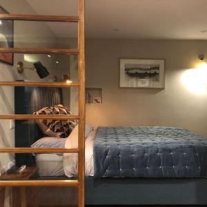um quarto com um beliche e uma escada em The Hideaway Apartment, Bath em Bath