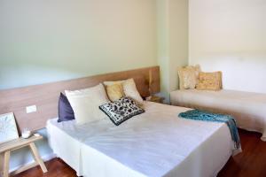 um pequeno quarto com uma cama e uma mesa de cabeceira em Casa Caravan - Plant Based Concept House em Buenos Aires