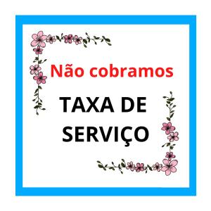 una señal que dice nao colombias tamaya de serbia con flores en Pousada Chalés Canto do Rio, en Visconde De Maua