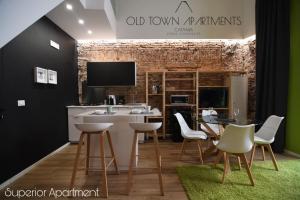 a room with a kitchen with a table and chairs at Old Town Apartments Catania in Catania