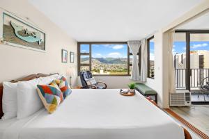 une chambre avec un grand lit blanc et de grandes fenêtres dans l'établissement Mountain View, Close to Waikiki Beach with Parking, à Honolulu 53 autres photos