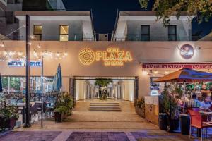 an entrance to a restaurant with a sign that reads p pizza at Hotel Plaza by Kavia in Mérida