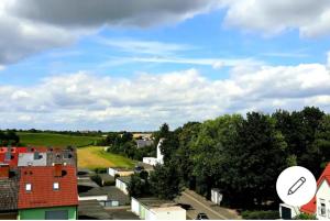 - une vue sur une ville avec des maisons et des arbres dans l'établissement Apartment Weitblick, à Schweinfurt