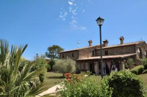 an old stone house with a street light in a garden at Agriturismo La Valle Dimenticata in Urbania