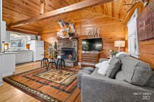 ein Wohnzimmer mit einem Sofa und einem Kamin in der Unterkunft Cinnamon Valley in Eureka Springs