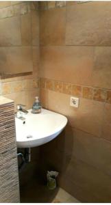 La salle de bains est pourvue d'un lavabo blanc. dans l'établissement Apartment Weitblick, à Schweinfurt