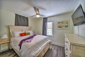 een slaapkamer met een bed en een plafondventilator bij Portsmouth Waterfront Vacation Rental with Deck in Portsmouth