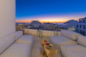salon z kanapami i widokiem na miasto w obiekcie Whalehouse 2 - Terrace & Sea view - WIFI w mieście Tarifa