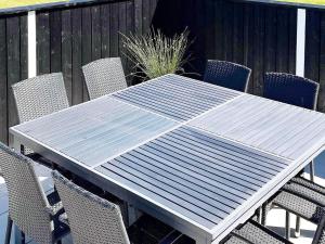 een witte tafel en stoelen op een patio bij 8 person holiday home in Storvorde in Egense