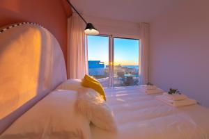 sypialnia z białym łóżkiem i dużym oknem w obiekcie Whalehouse 2 - Terrace & Sea view - WIFI w mieście Tarifa