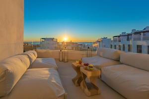 salon z białymi kanapami na balkonie w obiekcie Whalehouse 2 - Terrace & Sea view - WIFI w mieście Tarifa