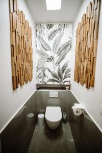 baño con aseo y mural de plantas en L'Échappée Parisienne - Canal St-Denis, en Aubervilliers 22 fotos más