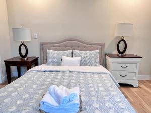 a bedroom with a bed with two night stands and two lamps at Luxury 2BR Minutes from Old Town Pasadena in Pasadena