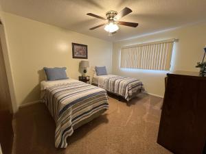 - une chambre avec 2 lits et un ventilateur de plafond dans l'établissement Verndale Apartment, à Salt Lake City