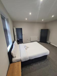 APARTMENT in BARNSLEY CENTRAL客房内的一张或多张床位