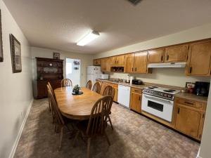 une cuisine avec une table en bois, une table et des chaises dans l'établissement Verndale Apartment, à Salt Lake City